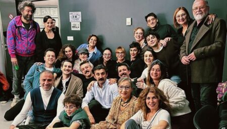 Sezen Aksu, ‘Afife’ oyununu izledi, grup ile hatıra fotoğrafı çekildi