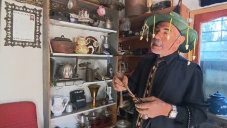 Hurdacılık yaparken topladığı eşyaları meskeninde sergiliyor